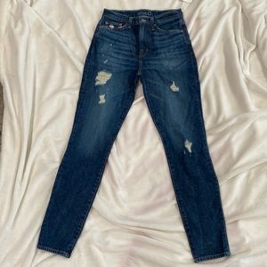 Brand new mid-rise skinny in a comfort stretch denim and slim ética jeans